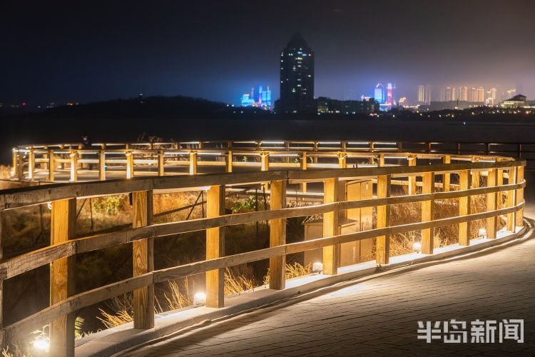 太平角木栈道西侧可以远眺岛城西部夜景从太平角木栈道西侧可以远眺岛