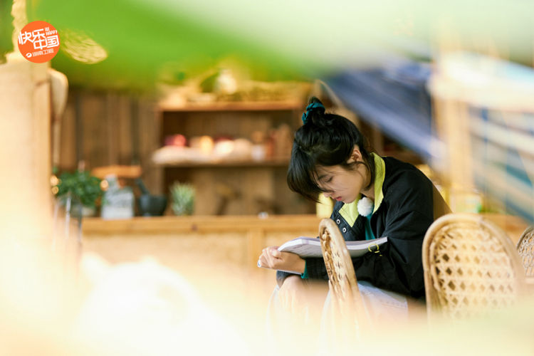 『张子枫』《向往的生活》“国民妹妹”张子枫乖巧可爱 蘑菇屋里“好好读书”