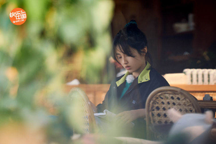 『张子枫』《向往的生活》“国民妹妹”张子枫乖巧可爱 蘑菇屋里“好好读书”