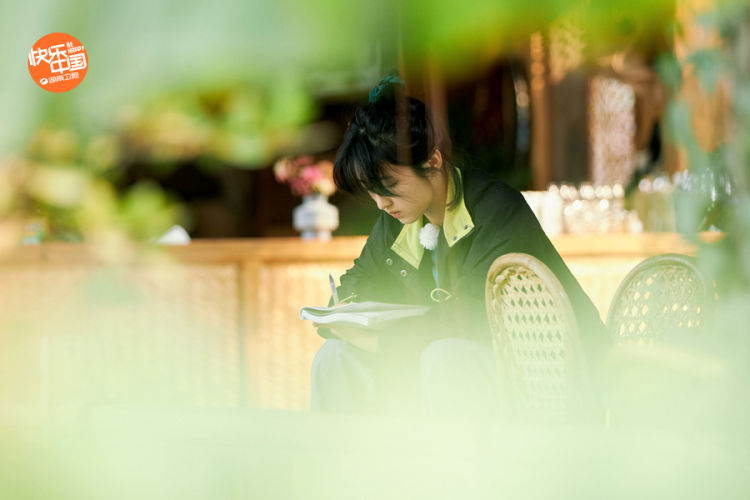 『张子枫』《向往的生活》“国民妹妹”张子枫乖巧可爱 蘑菇屋里“好好读书”