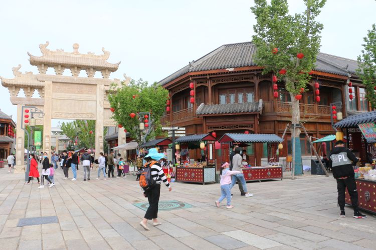 游客假期在即墨古城游玩