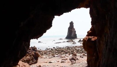 [视频]打卡石老人“网红洞”：从洞中看石老人海蚀柱 独特视野引人打卡
