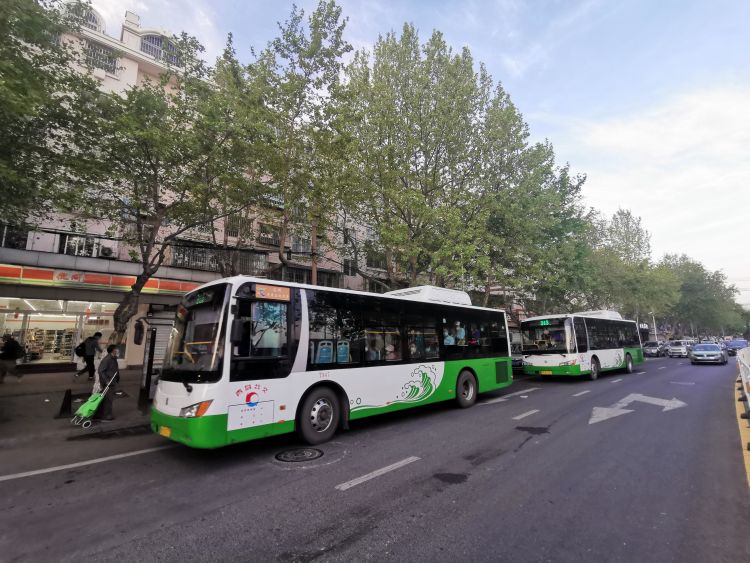 来青岛务工人员增多313路公交车增发双头车