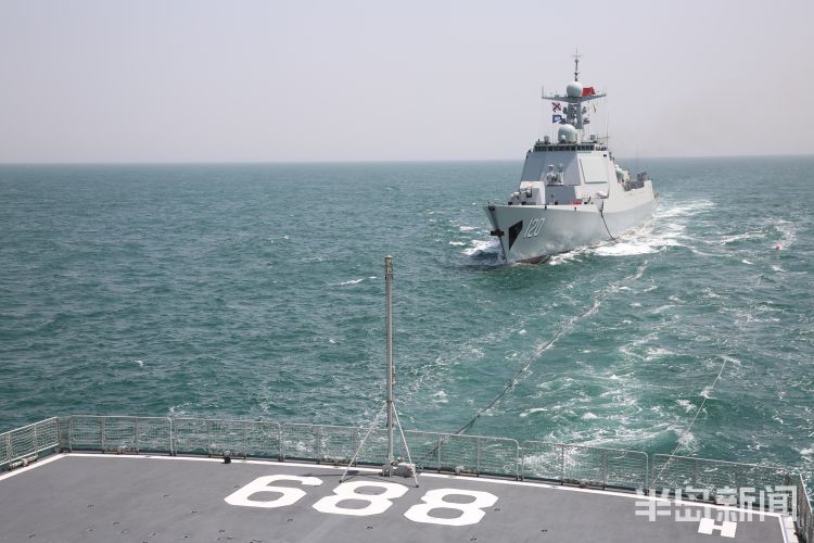 4月29日08点43分,成都舰进行副炮对空射击.