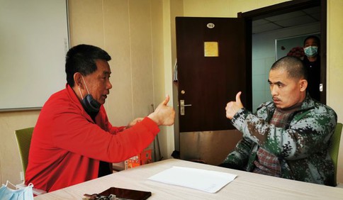 青島手語老師加入“尋親隊伍” 幫聽障走失人員尋家