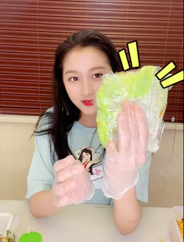 『』关晓彤在薇娅直播间开吃 直言：这下没人敢管我了