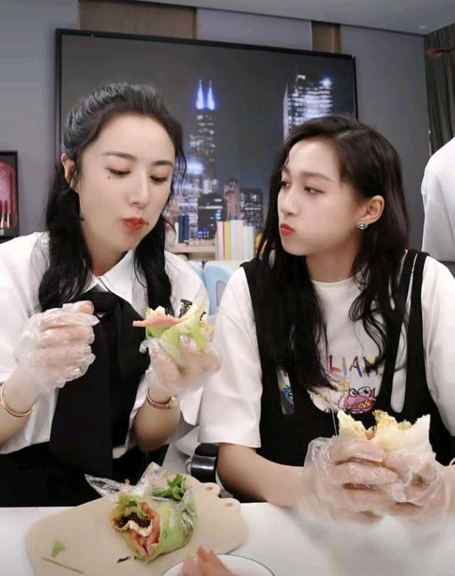 『』关晓彤在薇娅直播间开吃 直言：这下没人敢管我了