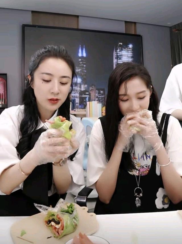 『』关晓彤在薇娅直播间开吃 直言：这下没人敢管我了