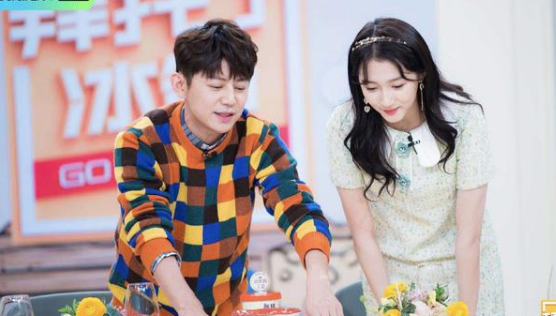 『』关晓彤在薇娅直播间开吃 直言：这下没人敢管我了