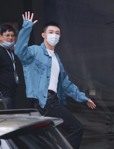 「」助理晒王雨馨黄景瑜结婚证和女方受伤照 控黄景瑜劈腿家暴