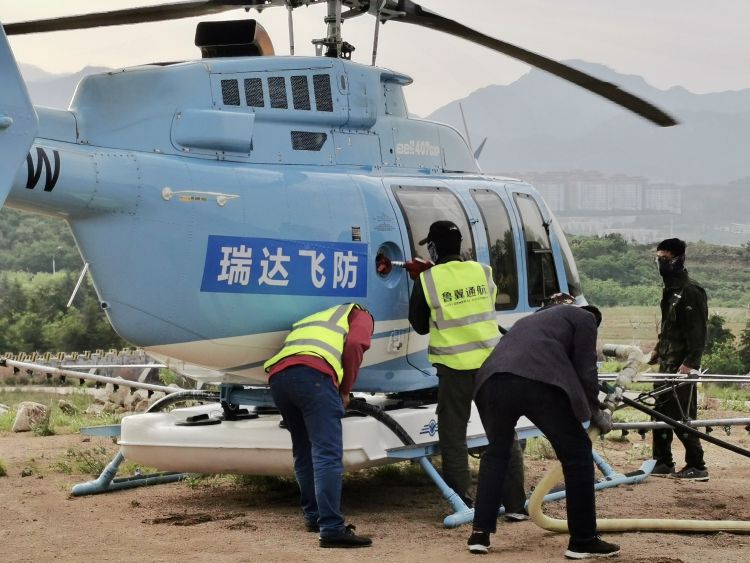 周兆栋介绍,相对于往年的枝枯病飞机防治,今年药剂选择有很大改善.