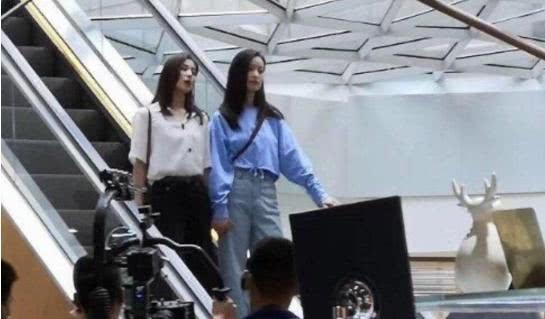 『』《流金岁月》路透照曝光 刘诗诗倪妮十指紧扣逛商场