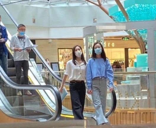 『』《流金岁月》路透照曝光 刘诗诗倪妮十指紧扣逛商场