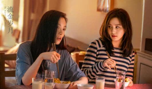 『』《流金岁月》路透照曝光 刘诗诗倪妮十指紧扣逛商场