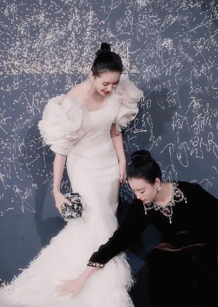 『』《流金岁月》路透照曝光 刘诗诗倪妮十指紧扣逛商场