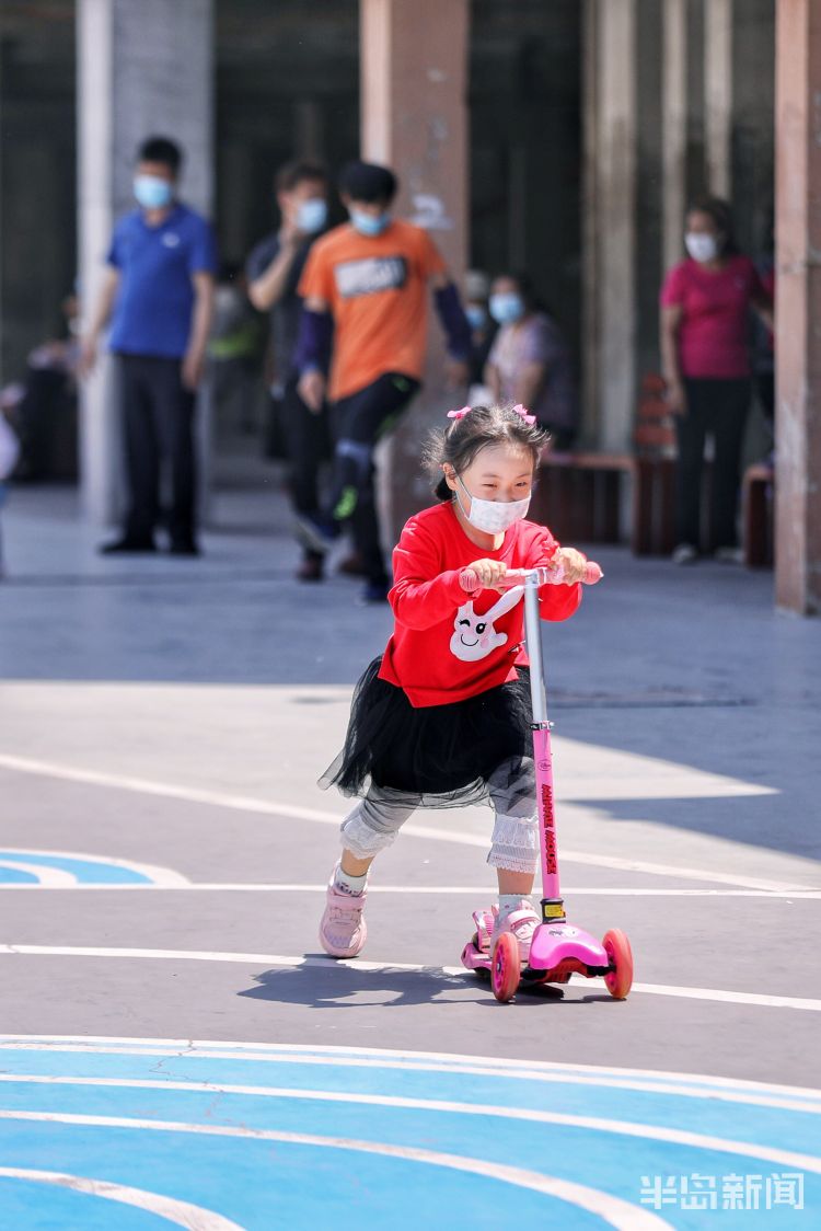 老扶幼青岛市区艳阳高照 不少老人带着孩子享受户外休闲时光