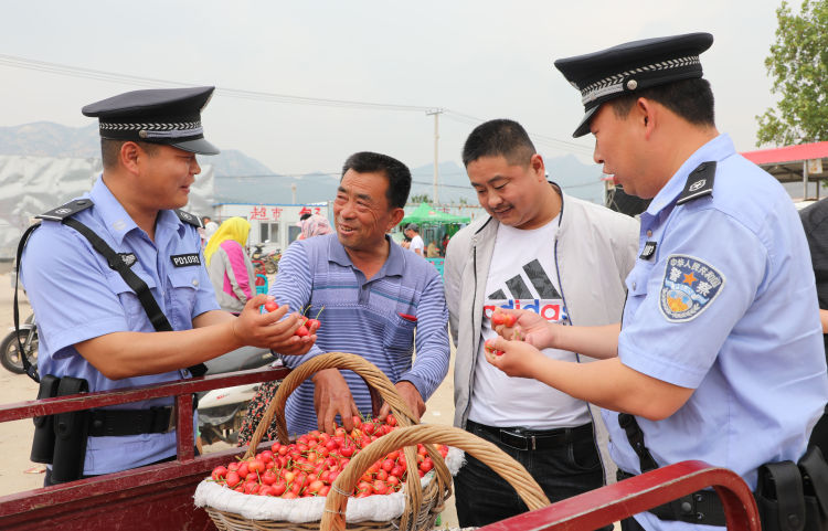 风景秀丽风景秀丽桃花涧 民警护航游客安全