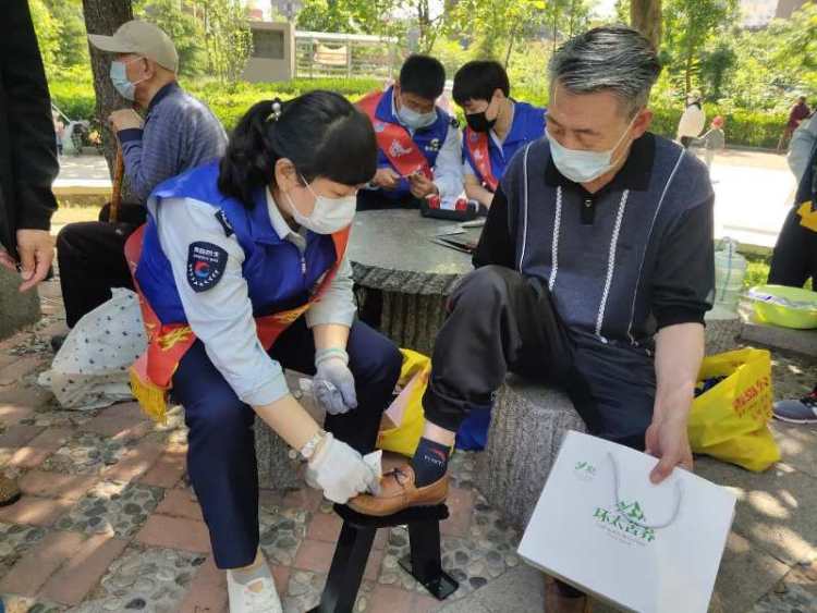 兴隆路理发、义诊、修理小家电... 爱心大集走进兴隆路街道海岸路社区