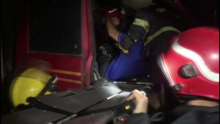 消防员货车追尾车头严重变形 莱西消防员紧急救援被困司机