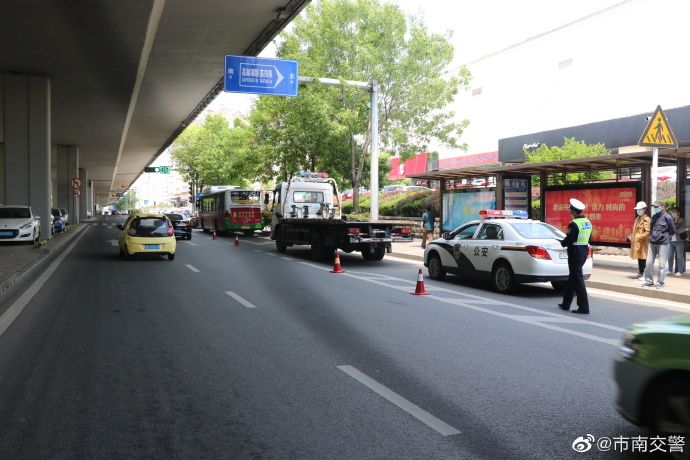 交警老人乘坐公交时发生事故受伤 青岛市南交警开辟生命通道