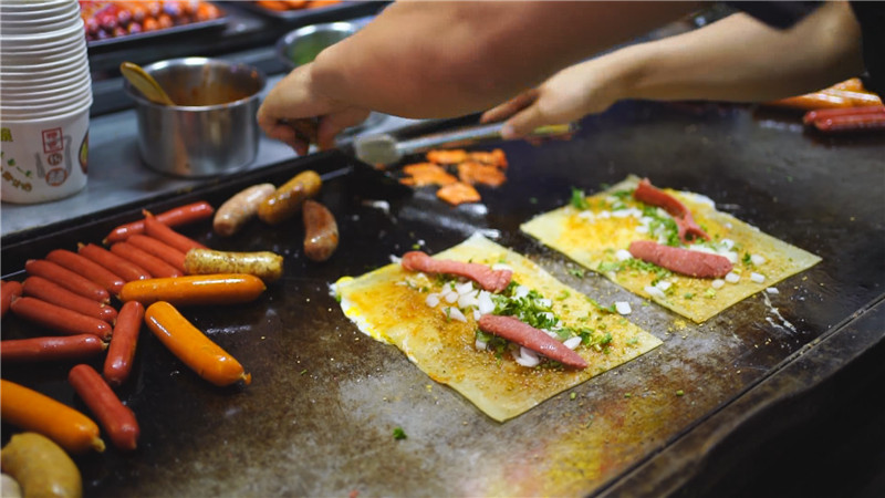 加强“放管服”盘活“地摊经济” 让城市更有烟火气