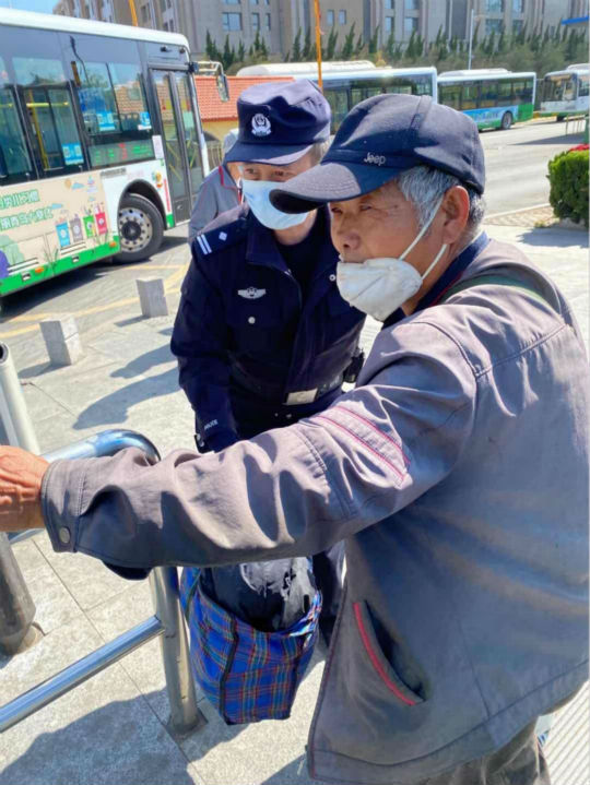 迷路80岁老人外出迷路 李村派出所民警帮助寻家人