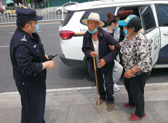 迷路80岁老人外出迷路 李村派出所民警帮助寻家人