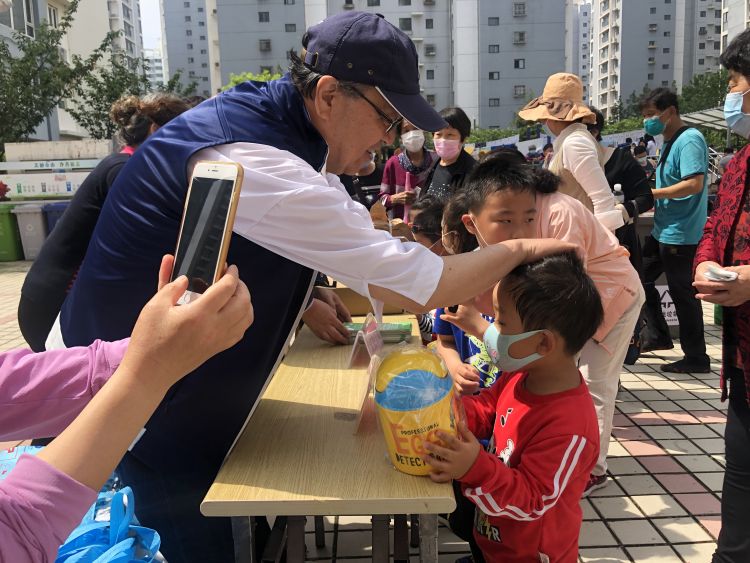 六一八大湖街道：祖孙同台庆六一 大小朋友“玩转”垃圾分类