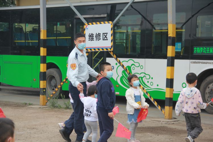 儿童节红岛巴士组织孩子们来爸爸妈妈工作的公交场站 过不一样的儿童节