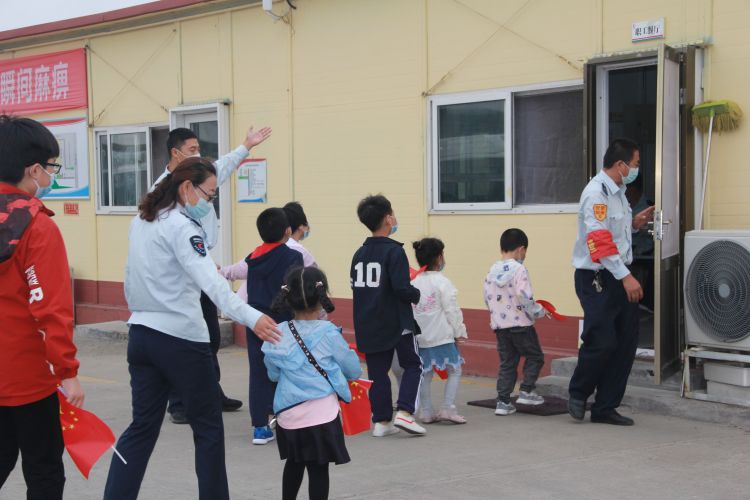 儿童节红岛巴士组织孩子们来爸爸妈妈工作的公交场站 过不一样的儿童节