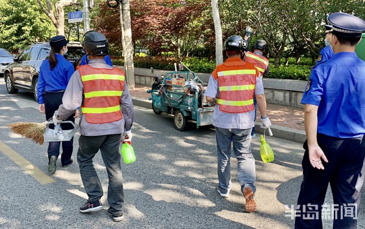 专业队治理乱张贴、乱涂写各类小广告 李沧有了专业清理队