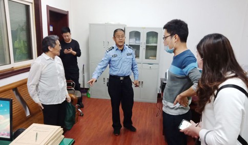 老人走失誤上高架 城陽交警夏莊中隊及時救助