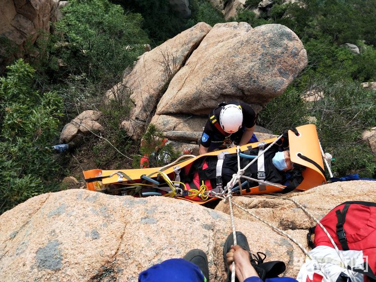 女驴友青岛红十字搜救队：女驴友爬山遇险 救援队搭建绳索救助