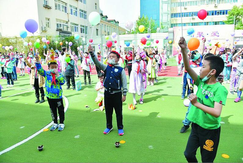 居家“蛰伏”四个月 青岛小学生在校园花式庆六一