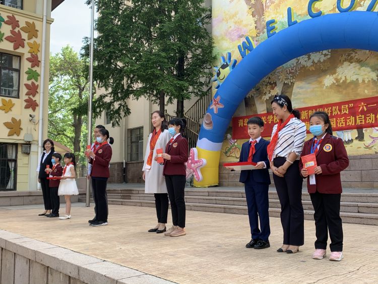 播撒别样的六一节礼物 青岛嘉峪关学校给每位学生送去稻米种子