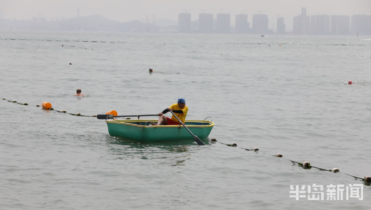 洗海澡青岛第一海水浴场正式对外开放 不少游客洗海澡游玩