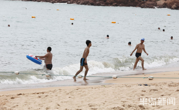 洗海澡青岛第一海水浴场正式对外开放 不少游客洗海澡游玩