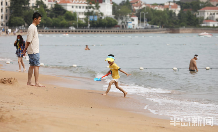 洗海澡青岛第一海水浴场正式对外开放 不少游客洗海澡游玩