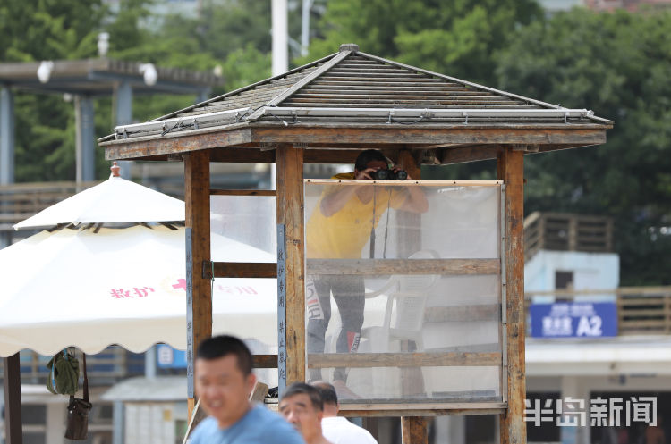 洗海澡青岛第一海水浴场正式对外开放 不少游客洗海澡游玩