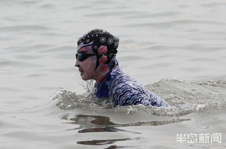 洗海澡青岛第一海水浴场正式对外开放 不少游客洗海澡游玩