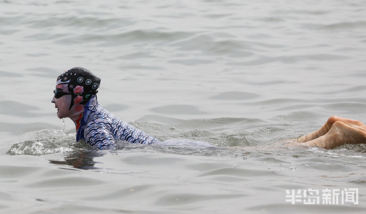 洗海澡青岛第一海水浴场正式对外开放 不少游客洗海澡游玩