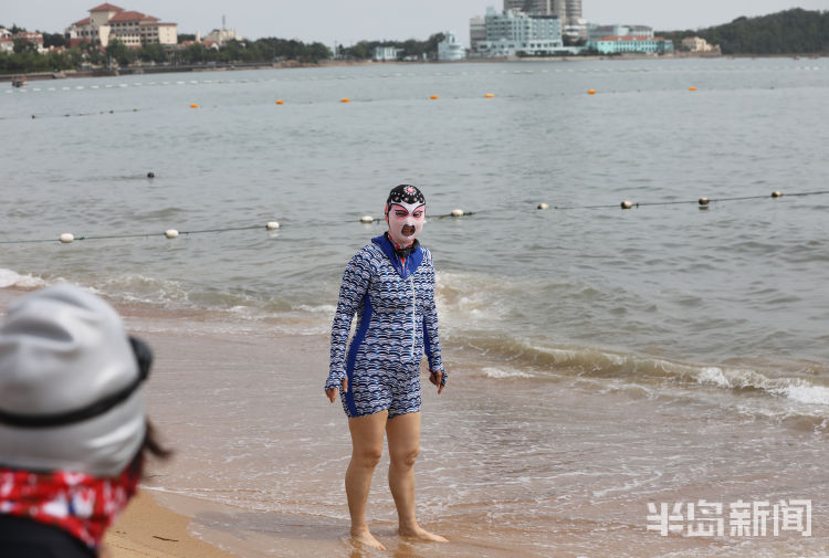 洗海澡青岛第一海水浴场正式对外开放 不少游客洗海澡游玩