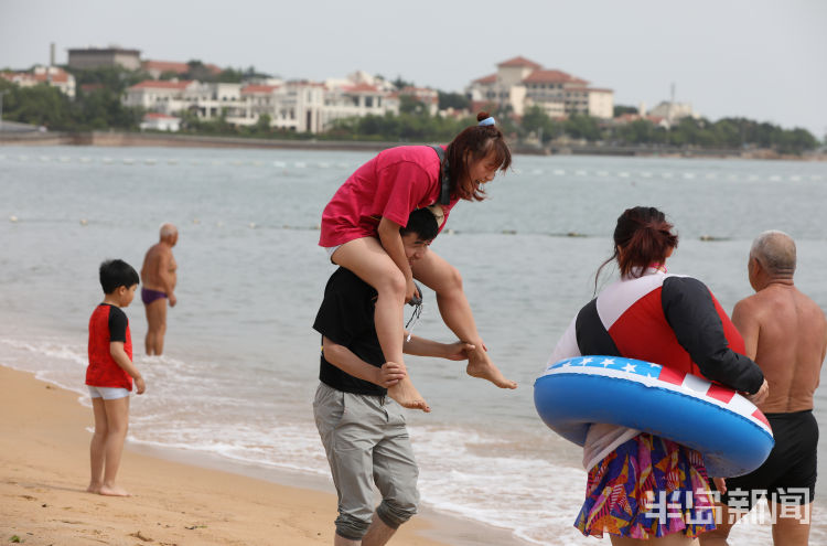 洗海澡青岛第一海水浴场正式对外开放 不少游客洗海澡游玩