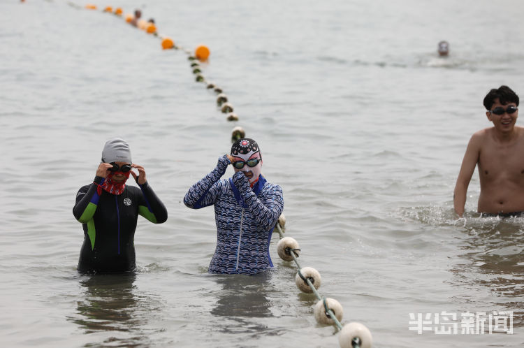 洗海澡青岛第一海水浴场正式对外开放 不少游客洗海澡游玩