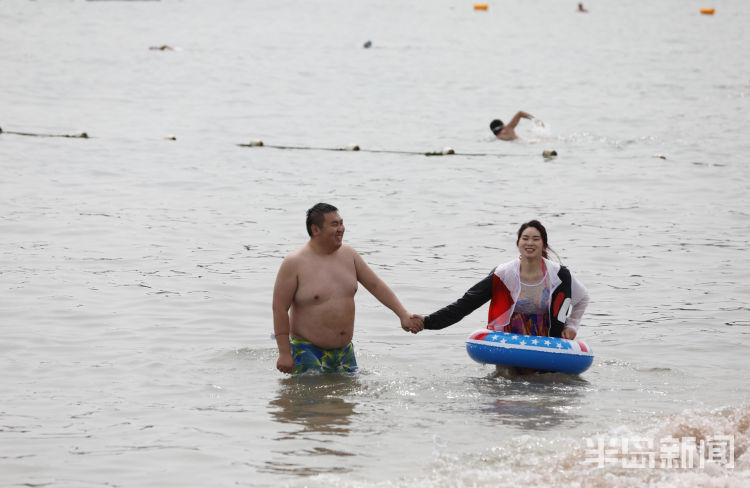 洗海澡青岛第一海水浴场正式对外开放 不少游客洗海澡游玩