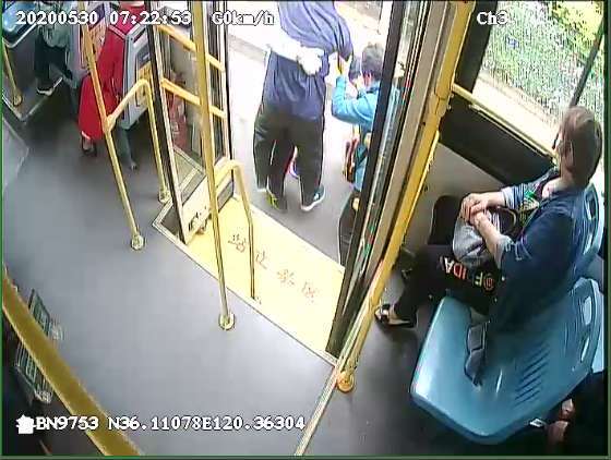暖心青岛209路驾驶员佟海：八旬老人腿脚不便 帮助其下车