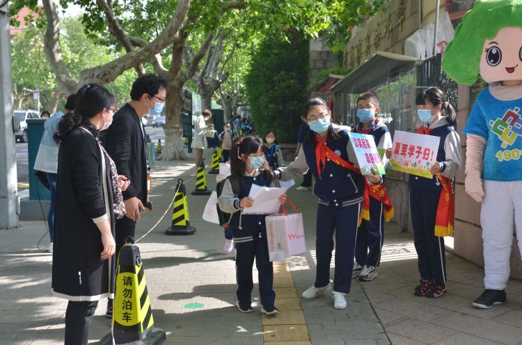 芬芳五月天喜迎少年归 青岛市实验小学一二年级学生顺利返校