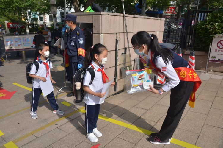芬芳五月天喜迎少年归 青岛市实验小学一二年级学生顺利返校