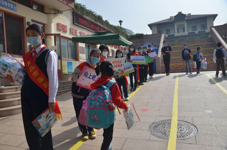 芬芳五月天喜迎少年归 青岛市实验小学一二年级学生顺利返校