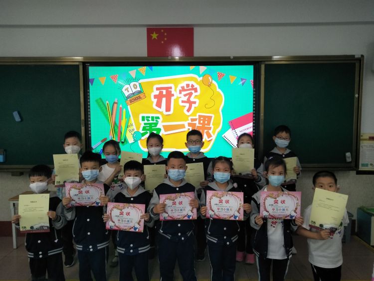 芬芳五月天喜迎少年归 青岛市实验小学一二年级学生顺利返校